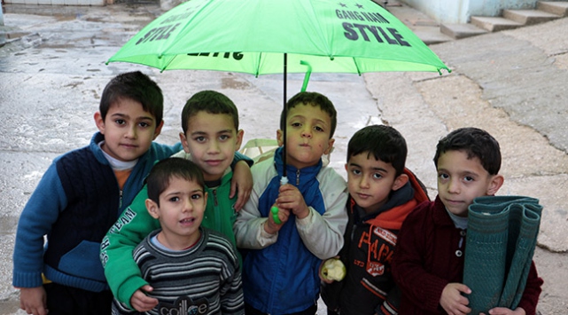 Suriyeli ailelerin yüzü barınma merkezlerinde gülüyor