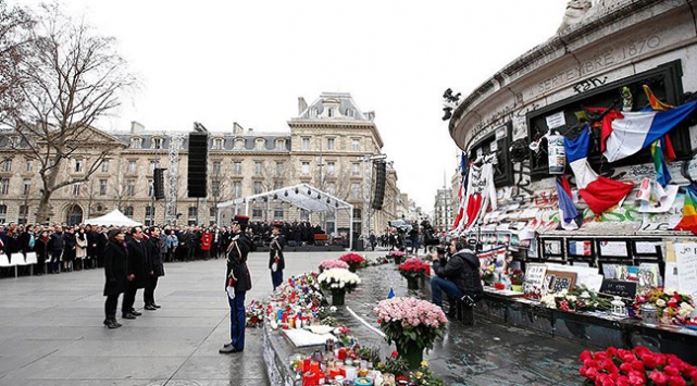 Paris'teki terör saldırılarında yaşamını yitirenler anıldı