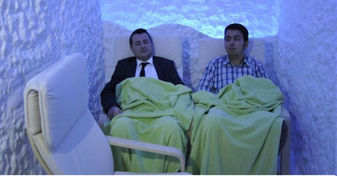 Tuz odasının içinde şifa arıyorlar