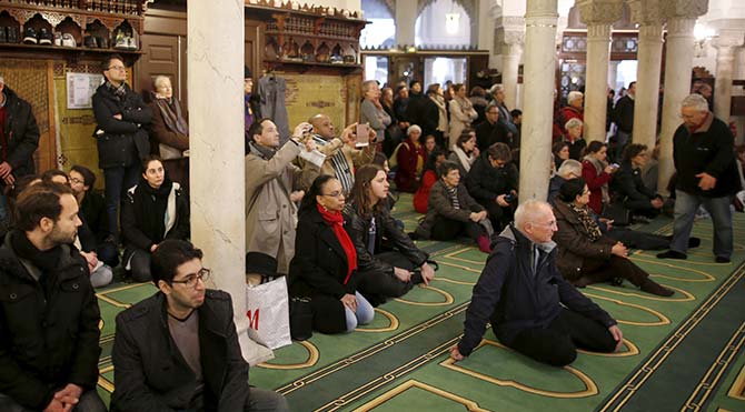 Onbinlerce Fransız cami ve mescitlere girdi!