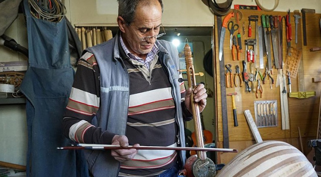 Çaydanlıktan kemane, su kabağından tambur