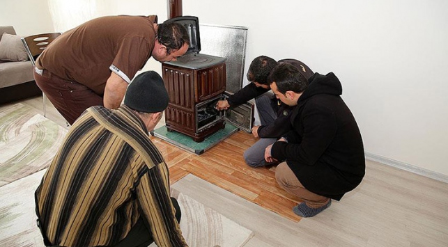 Ahıska Türkleri soba yakmayı öğreniyor