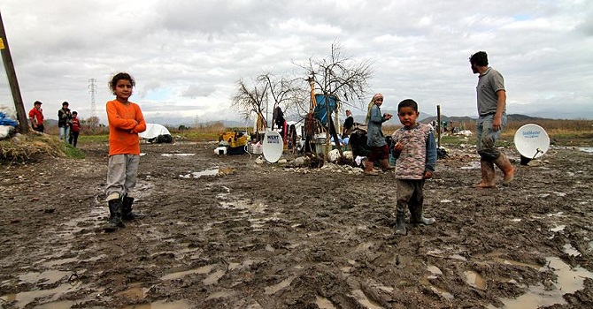 Tarım işçisi Suriyeliler yağmurla mücadele ediyor