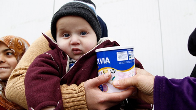 Suriyeli çocuklara mama yardımı yapıldı