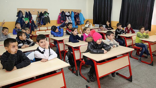 Ahıska Türkü çocuklara Türkçe kursu