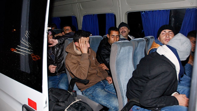 İzmir'de 54 sığınmacı yakalandı