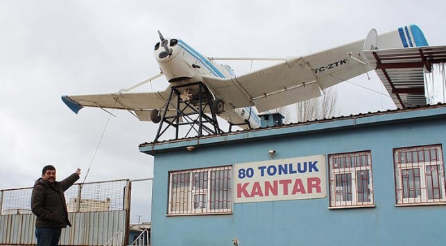 Hurda uçağı iş yeride sergiliyor