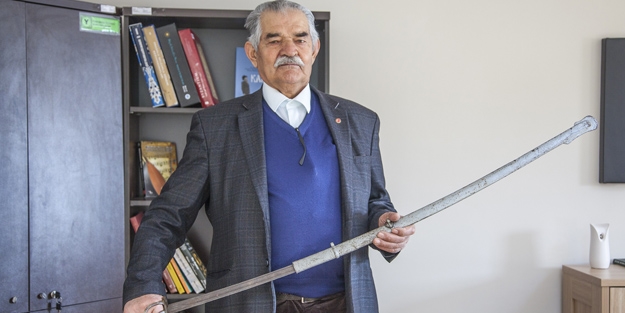 Dedesinden kalma 200 yıllık kılıcı müzeye bağışladı