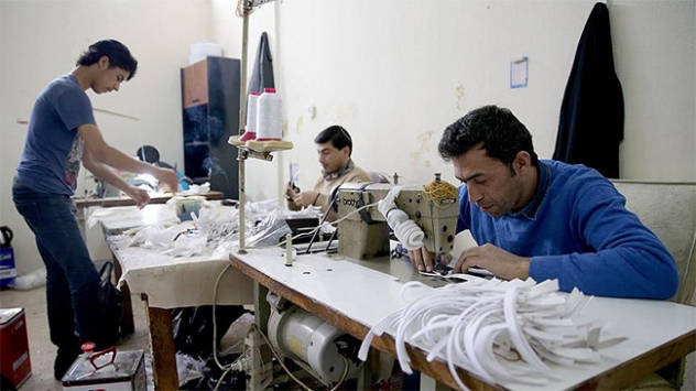 Suriyeli ustalar meslekleriyle hayata tutundu