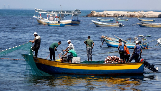 İsrail, Filistinli 2 balıkçıyı gözaltına aldı