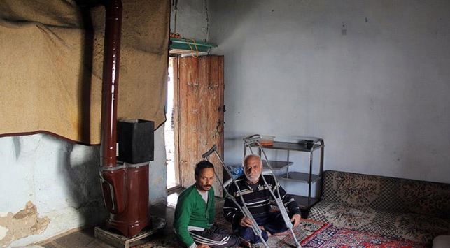 Bombalardan kaçıp harabe eve sığındılar