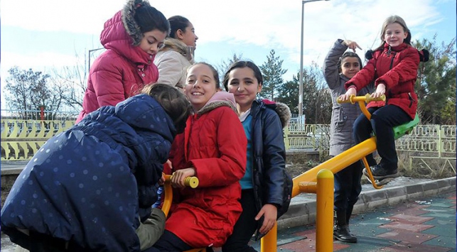 Sivas'ta ilkokul öğrencisi Duygu okuluna park yaptırdı