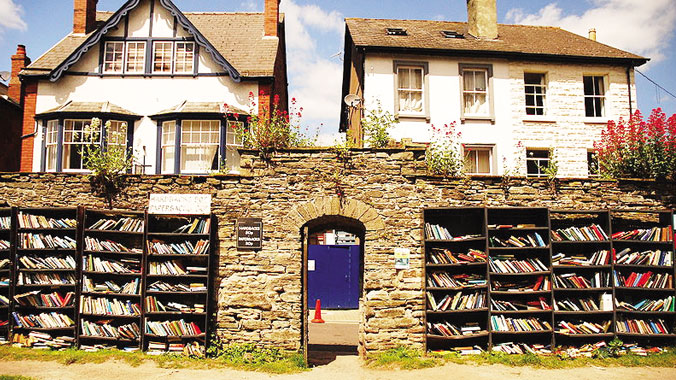 Kasabayı kütüphaneye çevirdi