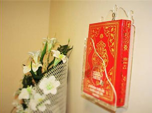 Hastanenin tüm odalarına Kur’an ve kıble okları konuldu