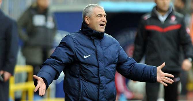 Rıza Çalımbay sahayı terk etti