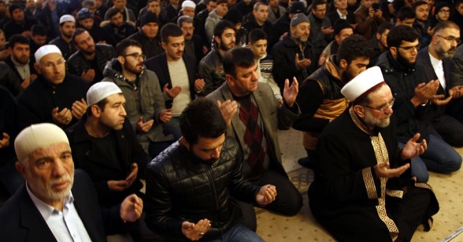 Eller, İslam alemi için semaya kalktı