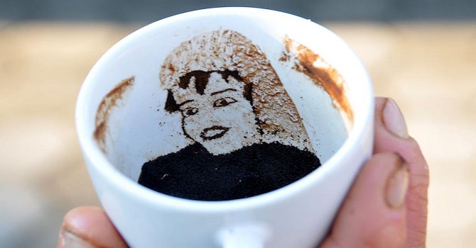Kahve telvesinden resim yapıyor