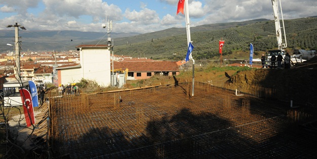 Ellerinin hamuruyla cami inşaatına destek oluyorlar