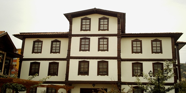 Tarihi Kastamonu evleri ahşap atıklarla yaşatılıyor