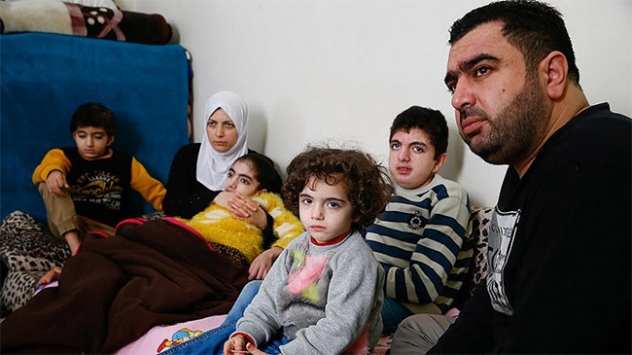 Suriyeli aile engelli 3 çocuğu için umut arıyor