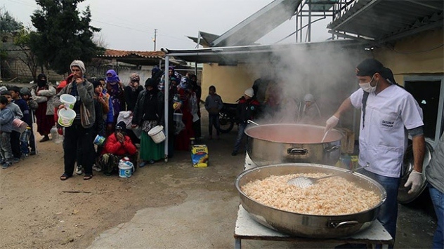 Hayırseverlerin desteğiyle sıcak yemek yiyorlar
