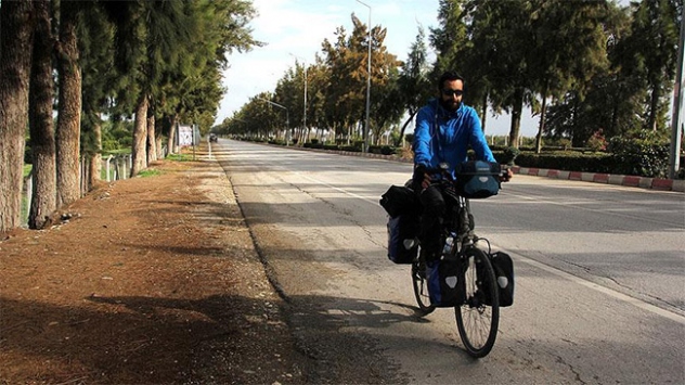 Kütüphaneleri kitapsız bırakmamak için pedal çeviriyor