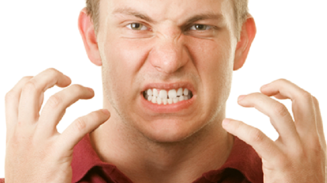 Dişlerini sıkanların yüz şekilleri değişiyor