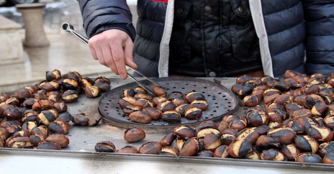 Kış mevsiminin alametlerinden kestane kebap tezgahlarda