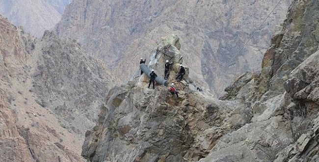 İşlerini havada asılı halde yapıyorlar