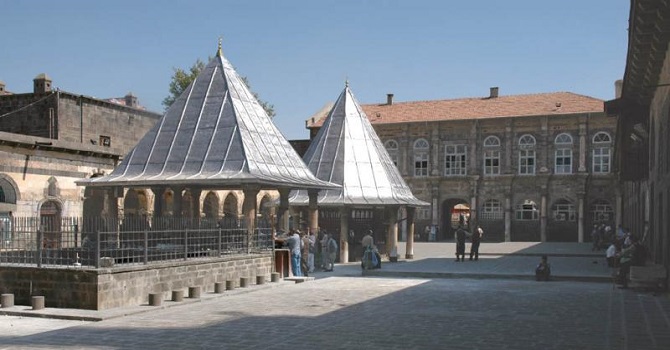 Komutan teröristlere cami hoparlöründen seslendi