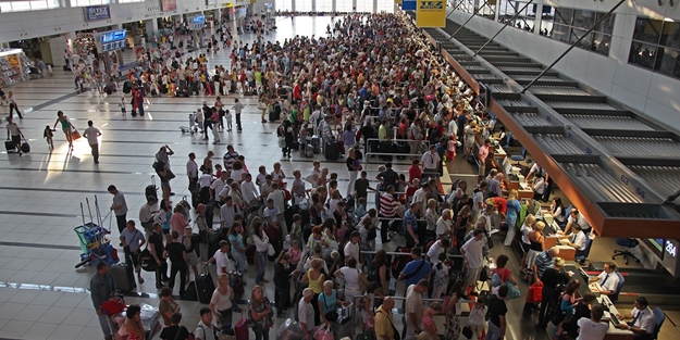 İsviçre havaalanında Arapça isimliler işten atıldı