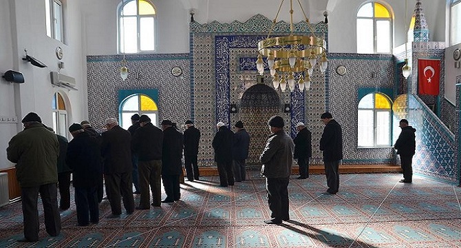 Kıblede hata ettiğini farkeden kimse namazda iken yönünü değiştirebilir mi?