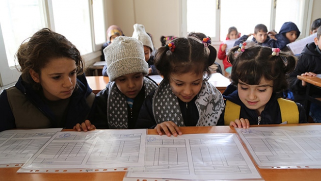 Suriyeli öğrencilerin karne sevinci