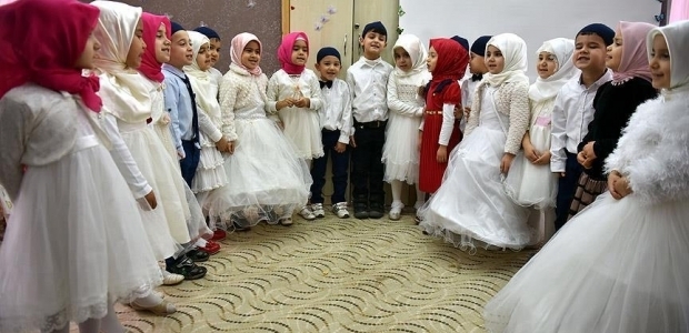 Çocuklar anneleriyle birlikte dinini öğreniyor