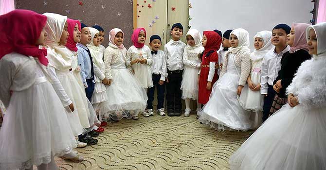 Çocuklar anneleri ile birlikte dinini öğreniyor