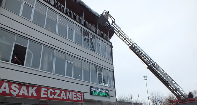 Buz sarkıtları tehlike saçıyor