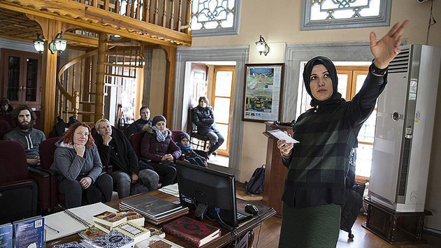 Sultanahmet'te turistlere İslam'ı anlatıyor