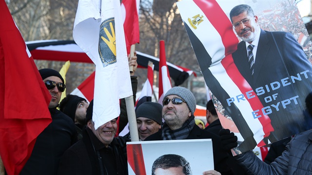 BM önünde Mursi protestosu