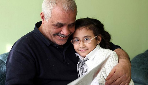 Savaş mağduru çocuğun geç gelen karne mutluluğu