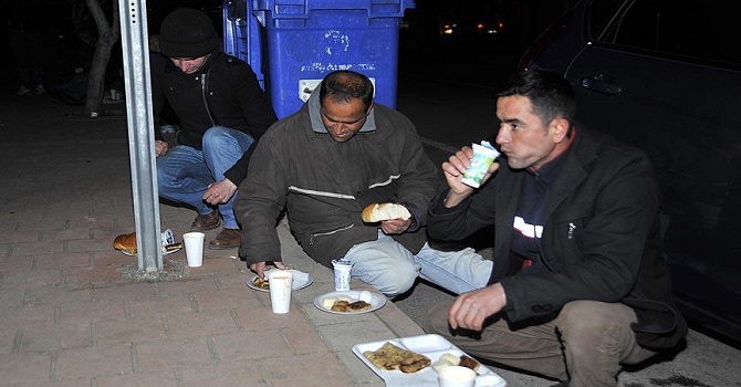 Evsizlere bir tas çorbayla 'umut' oluyorlar