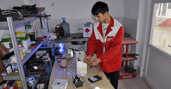 Genç kasaptan elektrik üreten motor