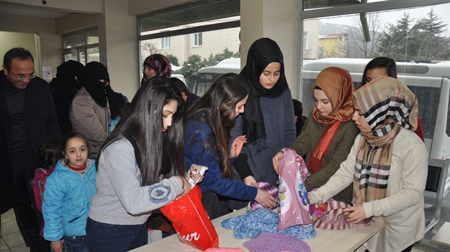 Liseliler Suriyeli kardeşlerinin içini ısıttı