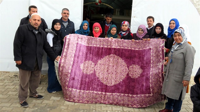 Suriyeli kızlar halı dokuma ustası oldu