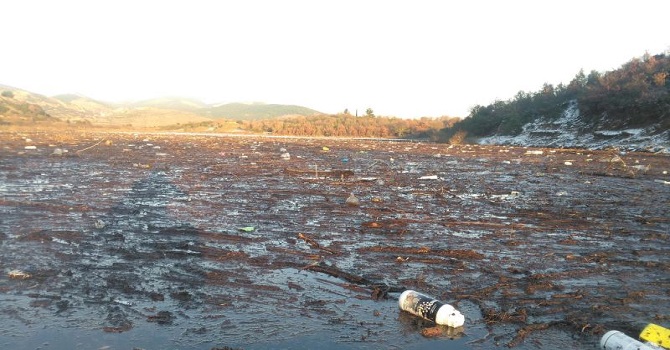Bayramiç Barajı'nın yüzeyi zirai atık kutusu doldu