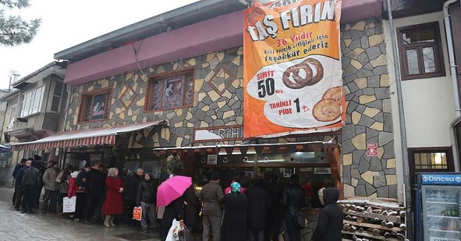 Kar altında '50 kuruşa simit' sırası