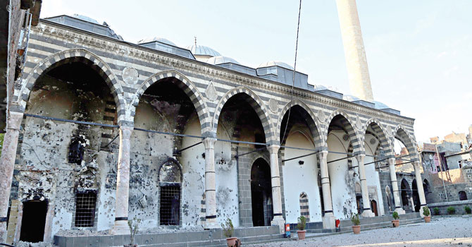 32 cami, 13 mescit kapatıldı ve ezan sustu