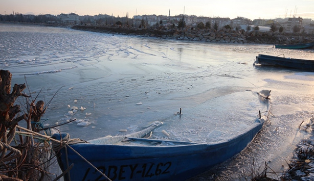Beyşehir Gölü kıyıları buz tuttu