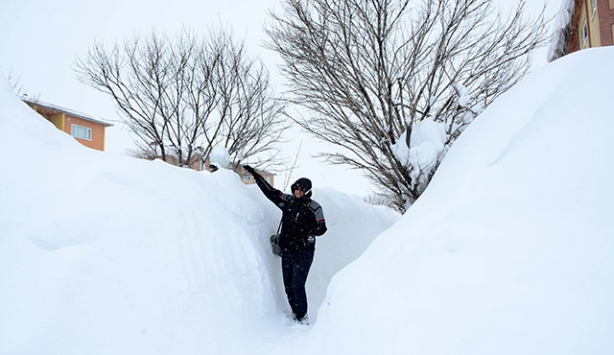 Bitlis'te tek katlı evler kara gömüldü