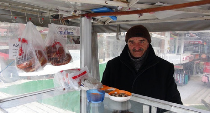 Simitçiden 'askıda simit' hizmeti