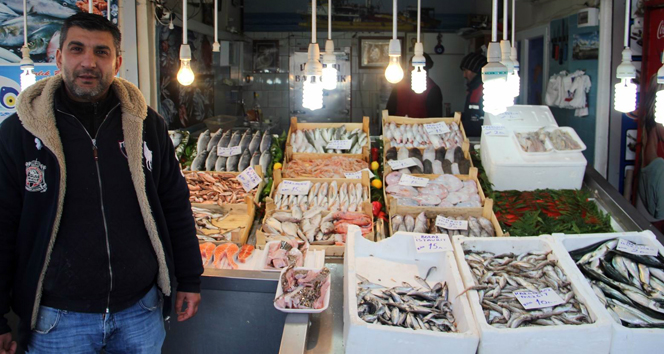 Vatandaş ucuz balık için bekleyecek